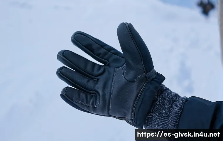 긴팔 장갑과 반팔 장갑 차이 - A detailed outdoor winter hiking scene featuring a person wearing extended coverage gloves that reac...