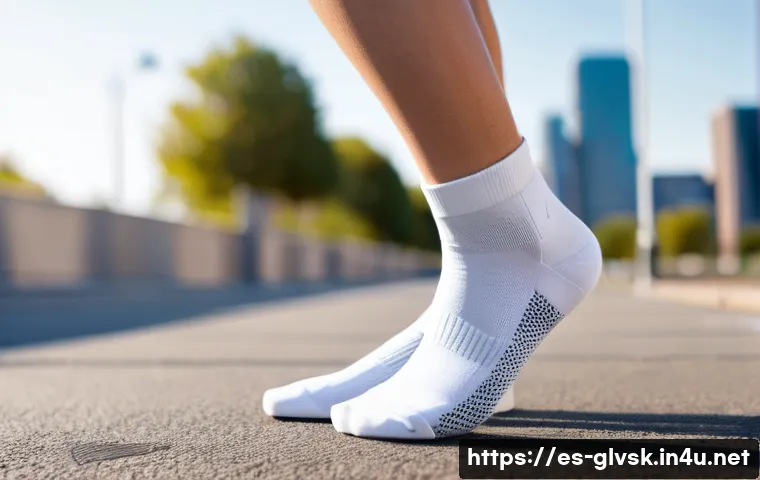 애슬레저 룩에 어울리는 양말 - A close-up, high-resolution image of a pair of athleisure ankle socks made from recycled polyester a...