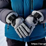 Home 22 패딩 장갑과 일반 장갑 비교 - A detailed close-up of a pair of insulated, padded winter gloves designed for extreme cold outdoor a...