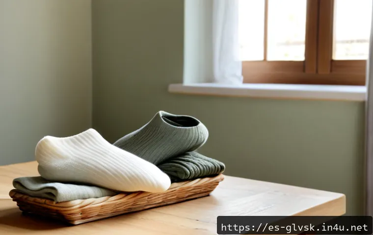 유기농 양말 브랜드 추천 - Photorealistic product comparison scene of neatly folded organic cotton socks in natural cream, soft...